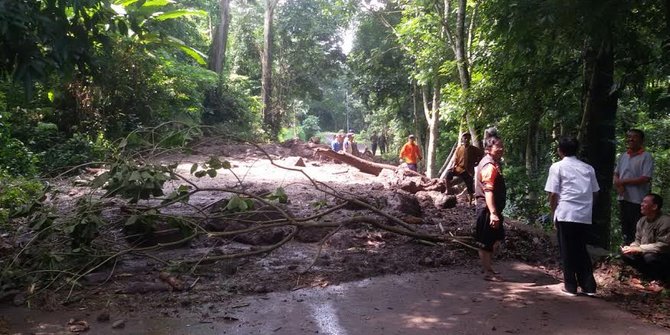 Jalur Wisata Jolotundo Trawas Putus Tertutup Longsor