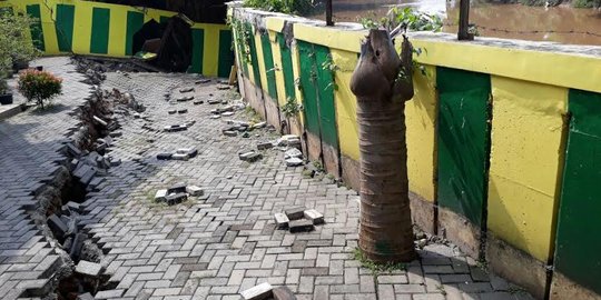 Halaman belakang SD di Pekayon amblas tergerus arus