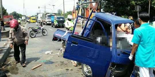 Sopir pikap tewas usai terjang jalan berlubang dan hantam truk BBM