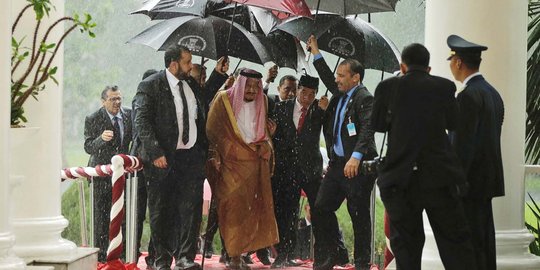 Momen Jokowi dan Raja Salman basah kuyup kehujanan di Istana Bogor