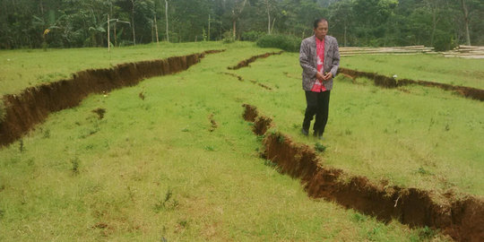 Tanah retak dan amblas di lereng Gunung Ungaran, 3 rumah rusak