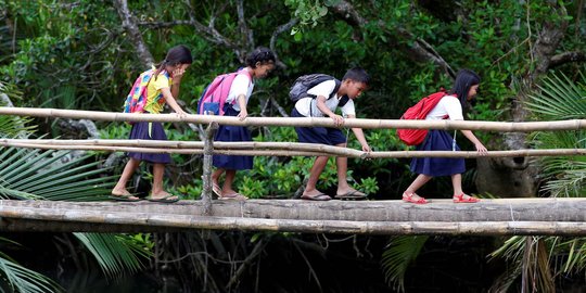 Potret anak-anak di desa Filipina jalan kaki 6 km ke sekolah