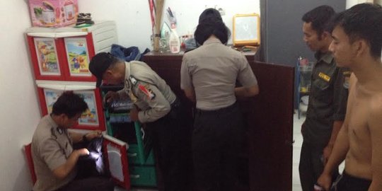 Polisi sita golok saat razia 200 kamar di Kontrakan Seribu Tangerang