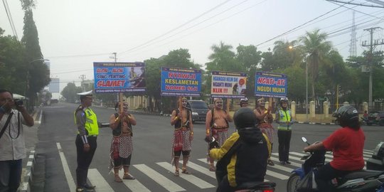 Ajak tertib lalu lintas, polisi di Gunung Kidul pakai kostum wayang