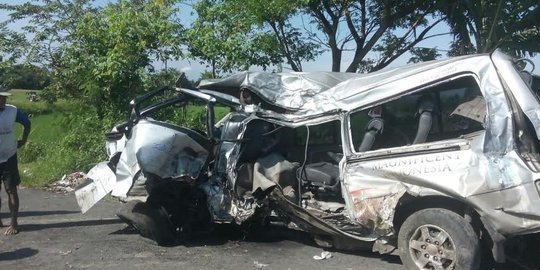 Tersangkut rel, mobil travel ringsek ditabrak KA Turangga di Bantul