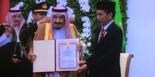 Tiba di Istiqlal, Raja Salman salat tahiyatul masjid