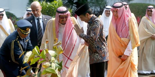 Usai Salat Jumat, Raja Salman bertemu tokoh lintas agama