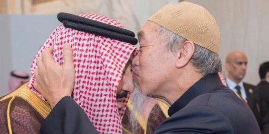 Pria sepuh cium kening Raja Salman bikin heboh Saudi