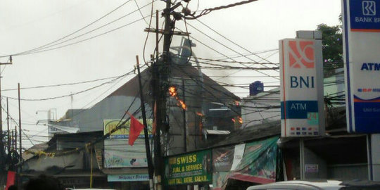 Kabel semrawut di perempatan Gandul Depok terbakar