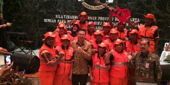 Puji pasukan oranye, biru dan badan air, Ahok ucapkan terima kasih