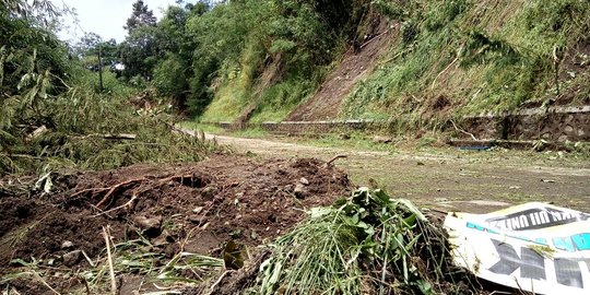 Tebing di kaki Gunung Merapi longsor, pipa air bersih warga rusak