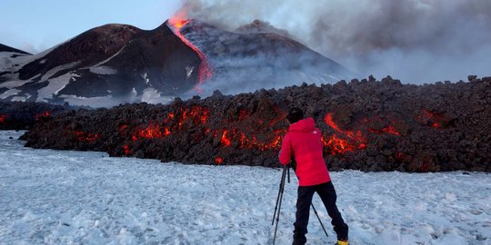 Aksi menantang maut fotografer berburu momen erupsi Gunung Etna