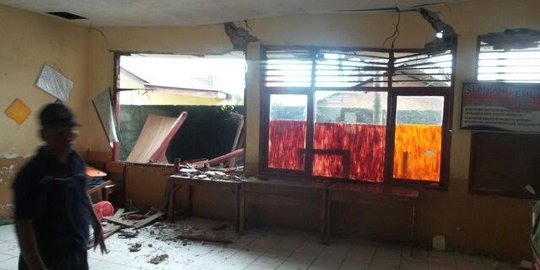 Puluhan tahun tak direnovasi, ruang kelas SD Kalibaru Depok ambruk