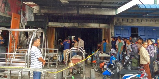 Pemilik bengkel terbakar saat memotong drum bekas zat kimia