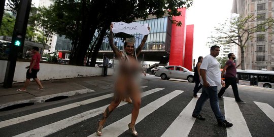 Rayakan kemenangan, penari samba ini bugil keliling Kota Sao Paulo