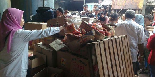 Pabrik saus & kecap gunakan botol bekas ditemukan BPOM di Tangerang | merdeka.com
