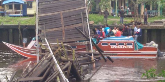 Jembatan ambruk di Indragiri Hilir, siswi SMA jatuh ke sungai