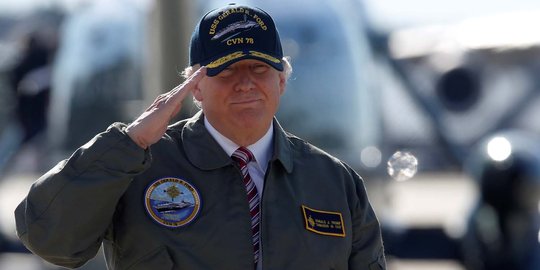 Gaya Donald Trump kenakan jaket panglima tertinggi Navy Seal