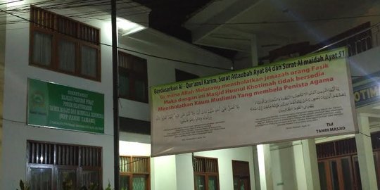 Dua masjid di Mampang terpasang spanduk tolak salatkan jenazah