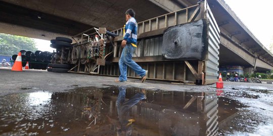 Truk pengangkut terigu terbalik di Jalan Raya Sawangan Depok