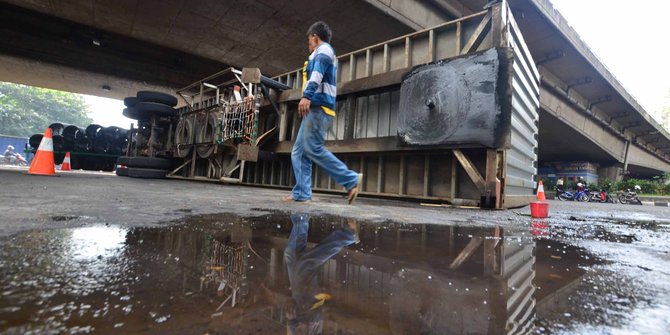 Truk pengangkut terigu terbalik di Jalan Raya Sawangan 