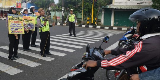 Polisi Purbalingga main wayang di perempatan imbau tertib berkendara