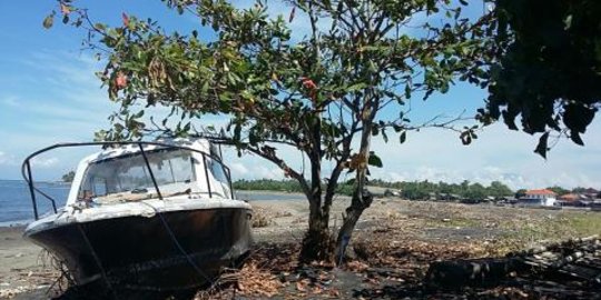 Kapal motor diduga milik warga Australia terdampar di Muara Perancak