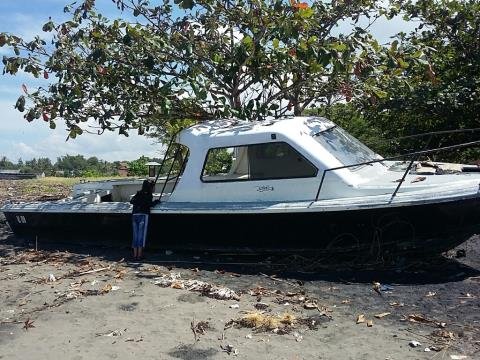 kapal terdampar di muara perancak