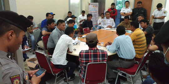 Demo tolak GO-JEK, ratusan sopir angkot di Samarinda mogok operasi
