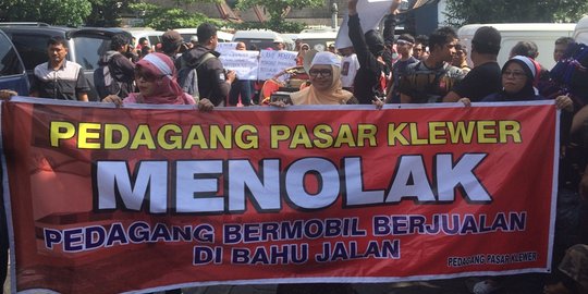 Tuntut keadilan, pedagang Pasar Klewer geruduk balai kota