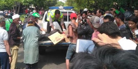 Gagal nyalip, guru tewas ditabrak hingga masuk kolong bus