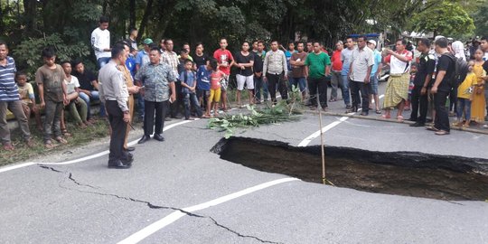 Hujan terus menerus, jalan di Kampar Riau amblas