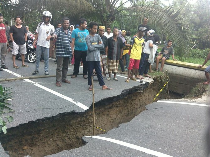 jalan di kampar amblas