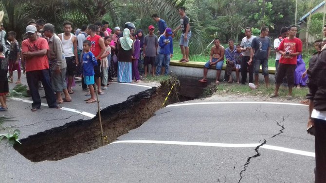 jalan di kampar amblas