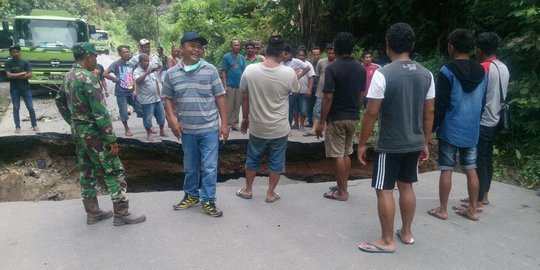 Jalan Bangkinang penghubung Riau-Sumbar ambles, kendaraan dialihkan