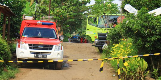 Pipa Pertamina bocor, warga ada yang dapat bensin 2 jeriken