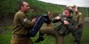 Aksi tentara cantik Israel siaga di garis depan pertempuran