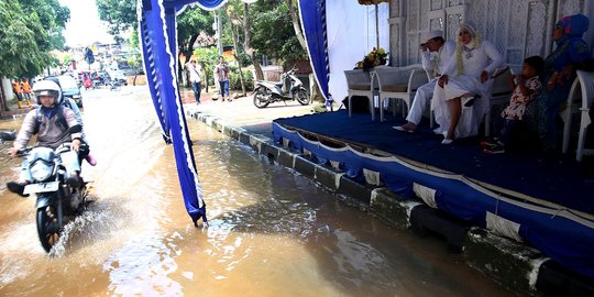 Kisah haru warga Bukit Duri nikah di tengah banjir