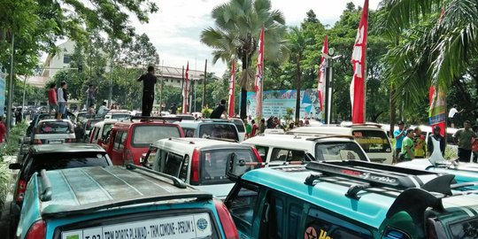 Demo sopir angkot di Tangerang, penumpang telantar naik truk polisi