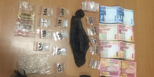 Digerebek polisi, Helmi tepergok simpan sabu di celana dan kaos kaki
