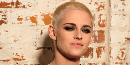 Hadir di pemutaran filmnya, Kristen Stewart tampil botak