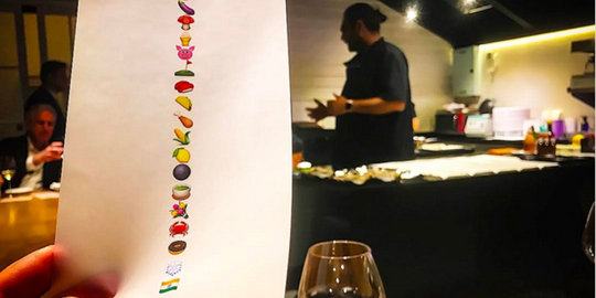 Unik, menu di restoran ini cuma pakai emoji