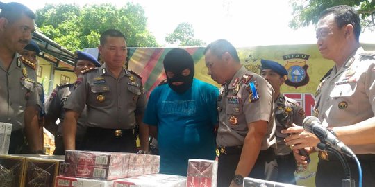 Ditangkap selundupkan rokok ilegal, Johny bawa-bawa pejabat Polri