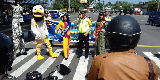 Operasi Candi, 3 model cantik lenggak-lenggok di zebra cross