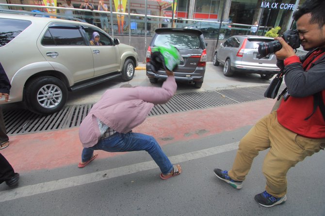 pengemudi becak sweeping rekan dan pengendara go jek