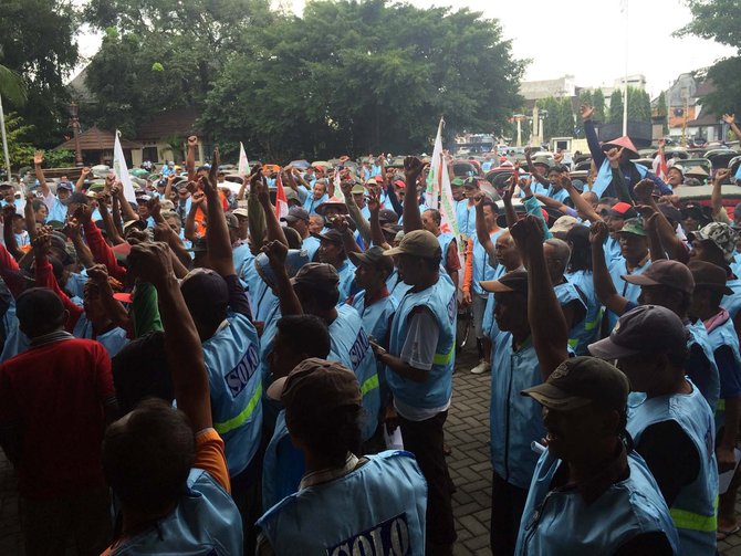tukang becak di solo tolak transportasi online