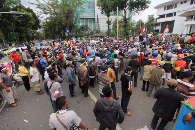 pengemudi becak di medan demo tolak angkutan online