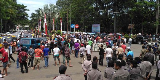 Video sopir angkot tabrak pengemudi online di Tangerang