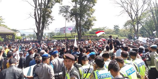 Sopir angkot Bandung minta pemerintah tertibkan transportasi online