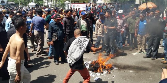 Massa sopir angkot & taksi bakar spanduk di depan Gedung Sate